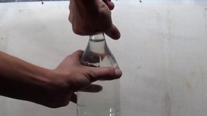 Как сделать водоворот в бутылке / How to make a whirlpool in the bottle