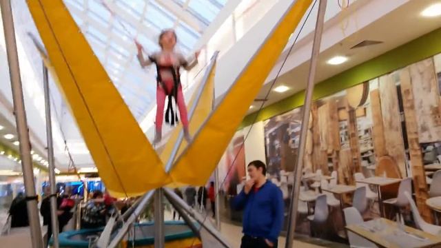 Прыгаем на батуте-кузнечик смотреть онлайн