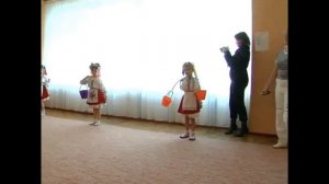 Танец с коромыслами под песню "Несе Галя воду"