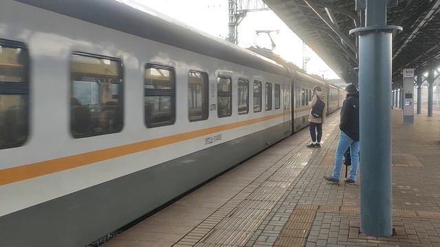 Электропоезд "ЭП2Д" №0141 прибывает на станцию Новогиреево D4 смотреть онлайн