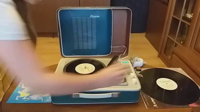 На чём слушали музыку наши родители. Часть1. Чемодан со сказками/ Turntable Yunost' 301