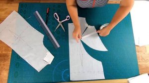 Оригинальная блуза свободного кроя из трикотажа. С рельефами и кокеткой.mp4