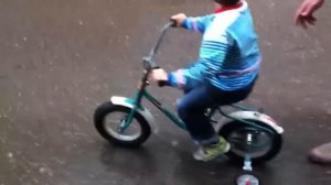 Учимся кататься на велосипеде. ДР 4 года