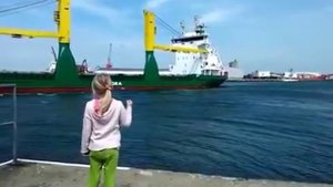 Девочка просит, чтобы корабль погудел
