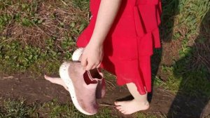 Варя ходит босиком прямо по лесной тропинке