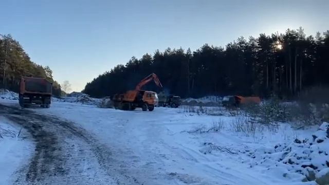 19.12.2020 Расширяют карьер. Делают полку в Озеро (по прямой скала, сместились вправо) смотреть онлайн