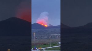 В Исландии с новой силой начал извергаться вулкан 🌋

Лава пробивает себе путь на север.