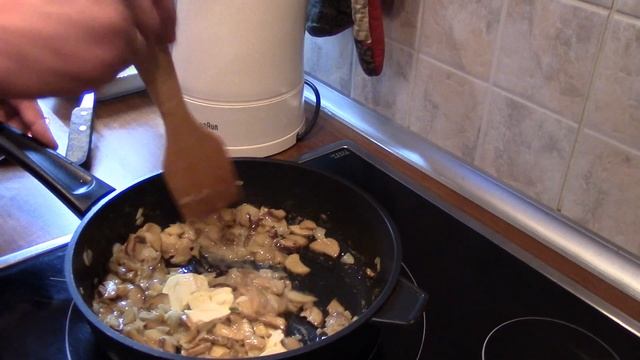 Жареная картошка с грибами. Белые грибы с картошкой. Готовим картошку с белыми грибами и сметаной.