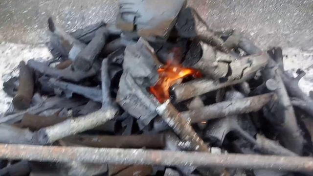 Как разжечь древесный уголь в мангале