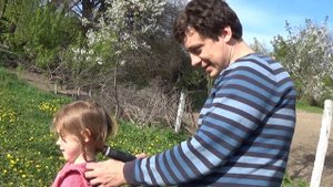 ПАПА БЫСТРО ДЕЛАЕТ ПЫЛЕСОСОМ ХВОСТИК ДОЧКЕ - Dad Uses Vacuum To Make Daughter A Pony Tail