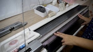 Женский джемпер на вязальной машине Women's cardigan knitting machine Brother KH260