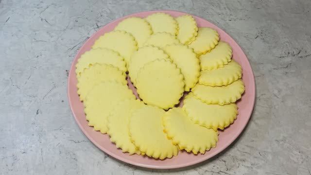 Молочные коржики: вкус выпечки родом из детства. Быстро готовятся, можно обойтись без миксера