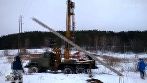 Установка опоры ЛЭП СВ- 95. Ямобур на шасси ЗИЛ 131. 穴掘建柱車
