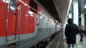 Отправление Электровоза ЭП2К-157 с пассажирским поездом и приветливый машинист