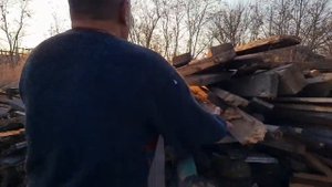 ЗАБОР ИЗ ТОГО , ЧТО НАШЁЛ . Обновил , а старый на дрова .