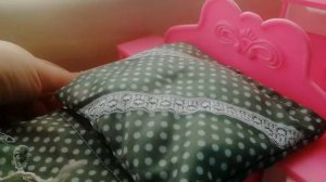 Мебель для кукол Барби и Кена спальня: кровать, туалетный стол, пуф, постельное белье