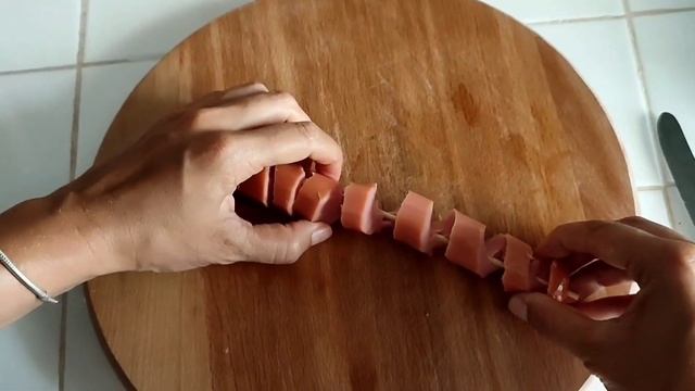 Правильно жарим сосиски на шпажке. смотреть онлайн