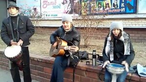 Ноггано - Калифорния.уличные музыканты славянск