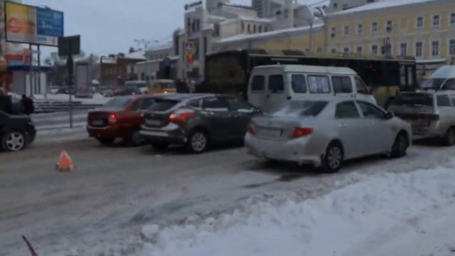 В центре Ульяновска образовалась огромная пробка смотреть онлайн