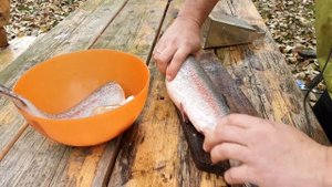 Чистим рыбу, без ножа.