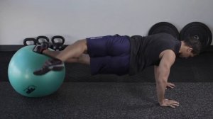 Упражнение на устойчивость: планка с гимнастическим мячом со скручиванием и выбросом ноги