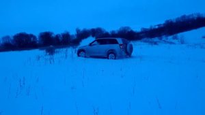 Suzuki Grand Vitara в снегу