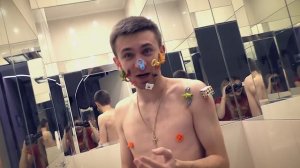 ДЕВУШКА ПРИКЛЕИЛА КИНДЕР НА ЛИЦО ПАРНЯ ПРАНК! ИГРУШКИ СУПЕР КЛЕЕМ ОН ПЛАЧЕТ! ЭКСТРЕМАЛЬНЫЙ ПРАНК!