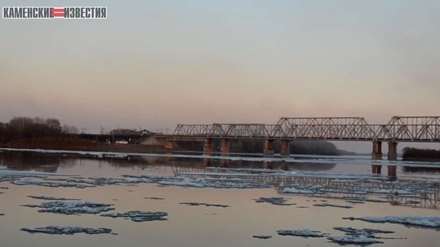 В Камне-на-Оби идет ледоход смотреть онлайн