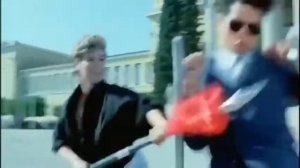 Синтия Ротрок , Энди Лау, погоня за бандитами(Волшебный кристалл)