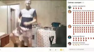 Человек в комнате танцует танец