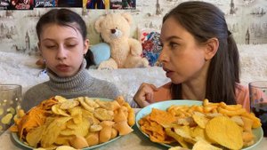 МУКБАНГ ЧЕЛЛЕНДЖ🧀СЫРНЫЕ СНЕКИ/ЧИПСЫ/СУХАРИКИ/КРЕКЕР/Кто съест больше?/Отвечаем на вопросы/MUKBANG