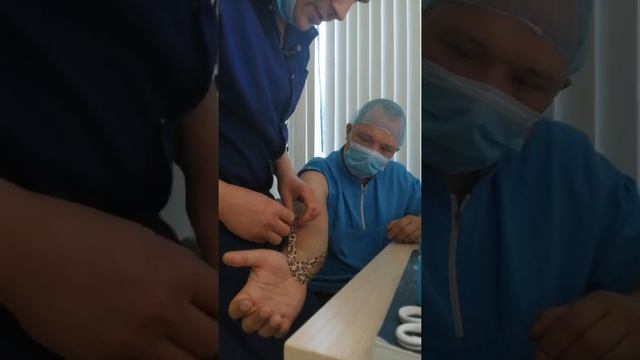 Кинезиотейпирование при медиальном эпикондилите.