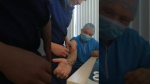 Кинезиотейпирование при медиальном эпикондилите.