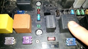 Opel Astra H реле ECU при снятом разъеме с бензонасоса