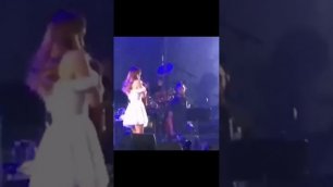 Появилось видео, как фанатка напала на МакSим во время выступления на фестивале "Ночь музыки"