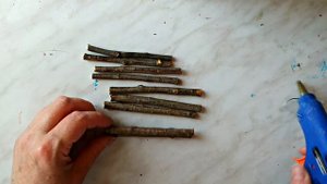 Как сделать скамейку из веток для композиций