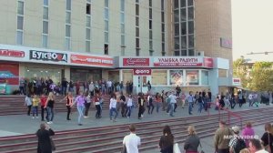 Веселый детский флешмоб ~ детские танцы в центре города