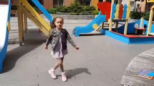 Над нами солнце светит, не жизнь а благодать! Ура, каникулы!