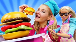 Кукла Марго и работа мечты в Макдональдс? Видео для девочек про кукол Барби - Мы же подруги