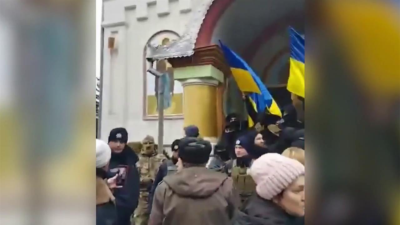 В Черновицкой области Украины радикалы захватили храм канонической православной церкви