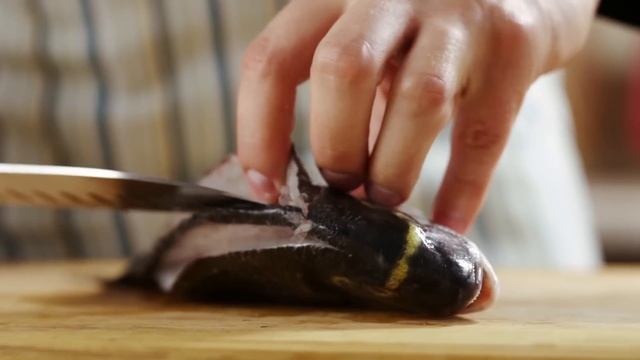 Как правильно разделывать рыбу (второй способ) || FOOD TV Учимся Готовить смотреть онлайн