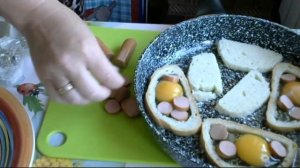 ЯИЧНИЦА в БАТОНЕ с гренками, быстрый и легкий завтрак за 5 минут. Рецепт яичницы с сосисками.