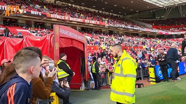 PERBEDAAN STADION OLD TRAFFORD DAN ETIHAD смотреть онлайн