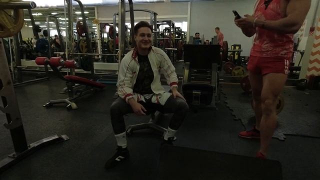 Влог физкультурников. Валентин, мемология, мастер спорта, новичок и типичные разговоры в качалке. смотреть онлайн