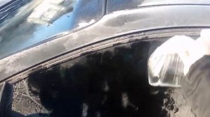 Как быстро очистить лобовое стекло от льда