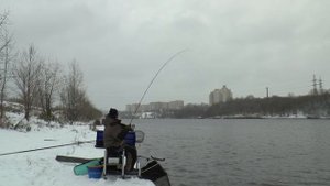ловля плотвы поздней осенью на реке
