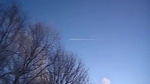 Летит самолёт в зимнем небе.