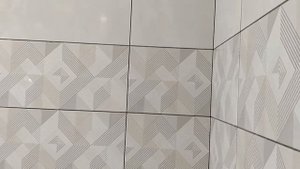 Укладка плитки в ванной 25х50