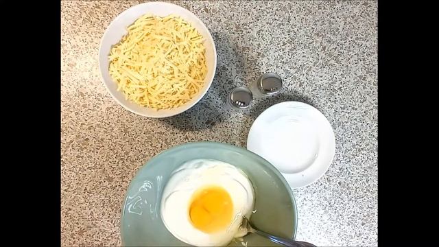 НЕВЕРОЯТНЫЙ луково - сырный пирог на слоеном тесте! Домашние просят готовить его КАЖДЫЙ ДЕНЬ! смотреть онлайн