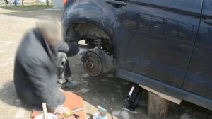 Замена всех тормозных колодок на Мицубиси АСХ на время